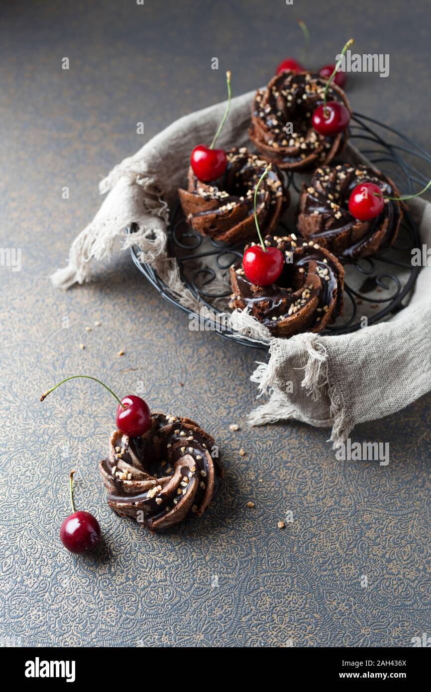 Minigugelhupf allemand panier de gâteaux au chocolat, cerises et cassants Banque D'Images