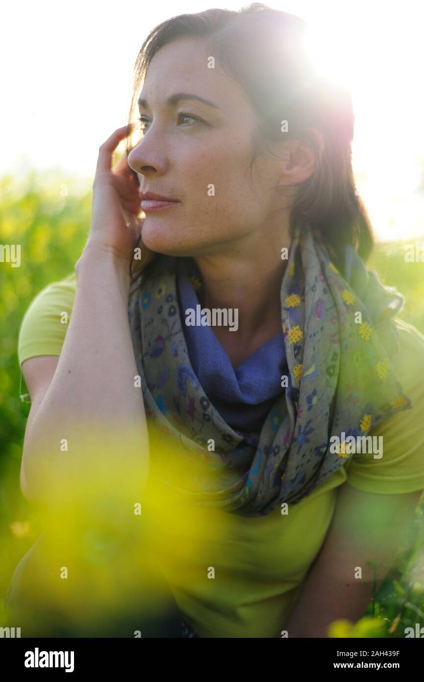 Portrait de femme dans la nature, porter t-shirt vert et foulard Banque D'Images
