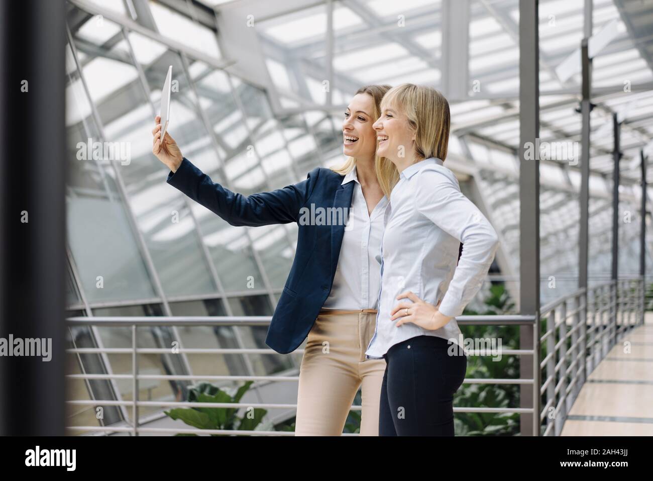 Deux professionnels business à l'aide d'un tablet in office Banque D'Images