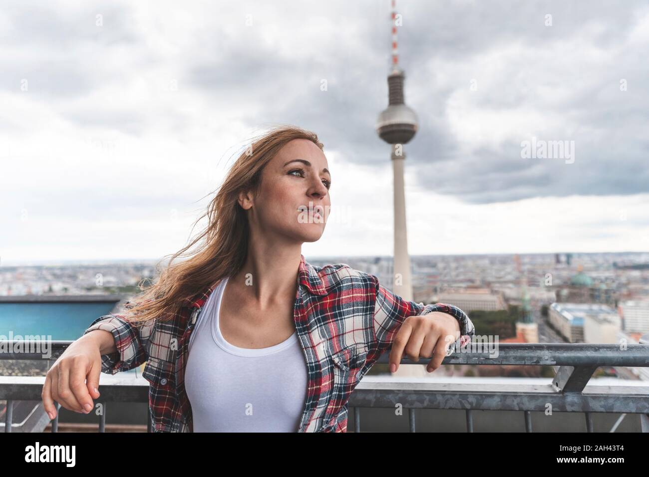 Femme à une observation terrasse avec tour de télévision en arrière-plan, Berlin, Allemagne Banque D'Images