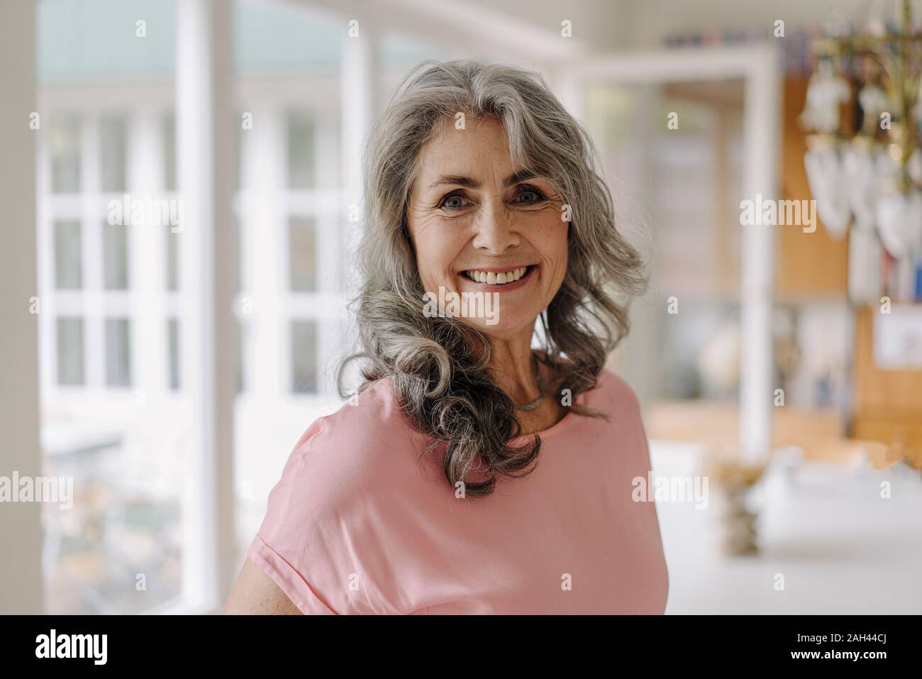 Portrait of smiling mature woman at home Banque D'Images