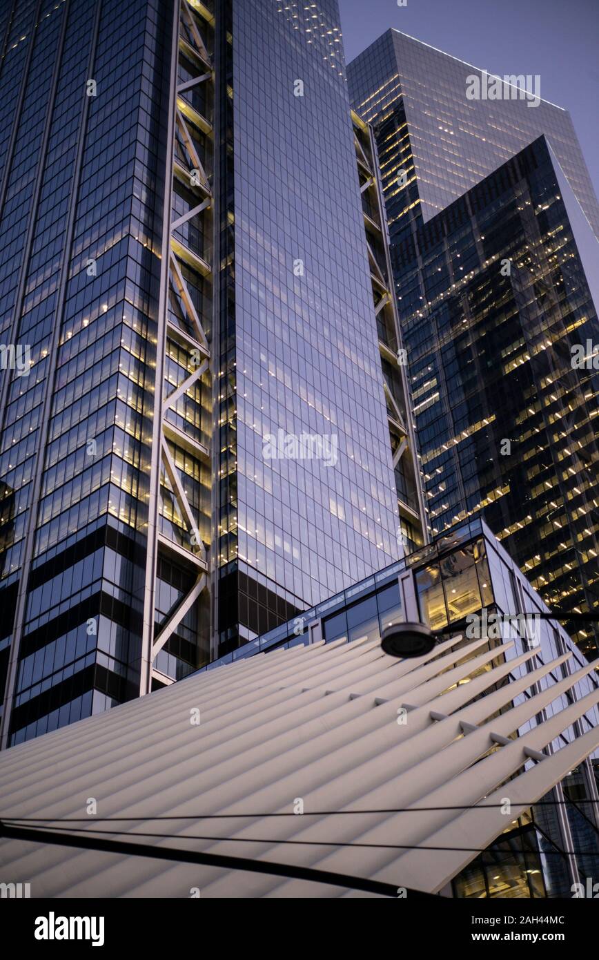 USA, New York, New York City, de grands gratte-ciels modernes au crépuscule Banque D'Images