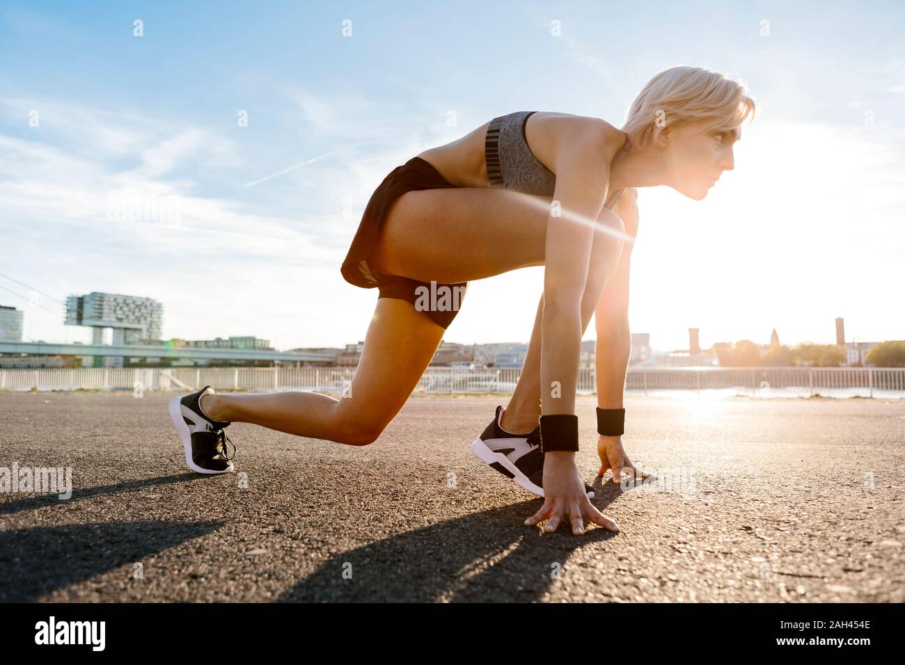 Jogging femme blonde à Cologne, Allemagne Banque D'Images