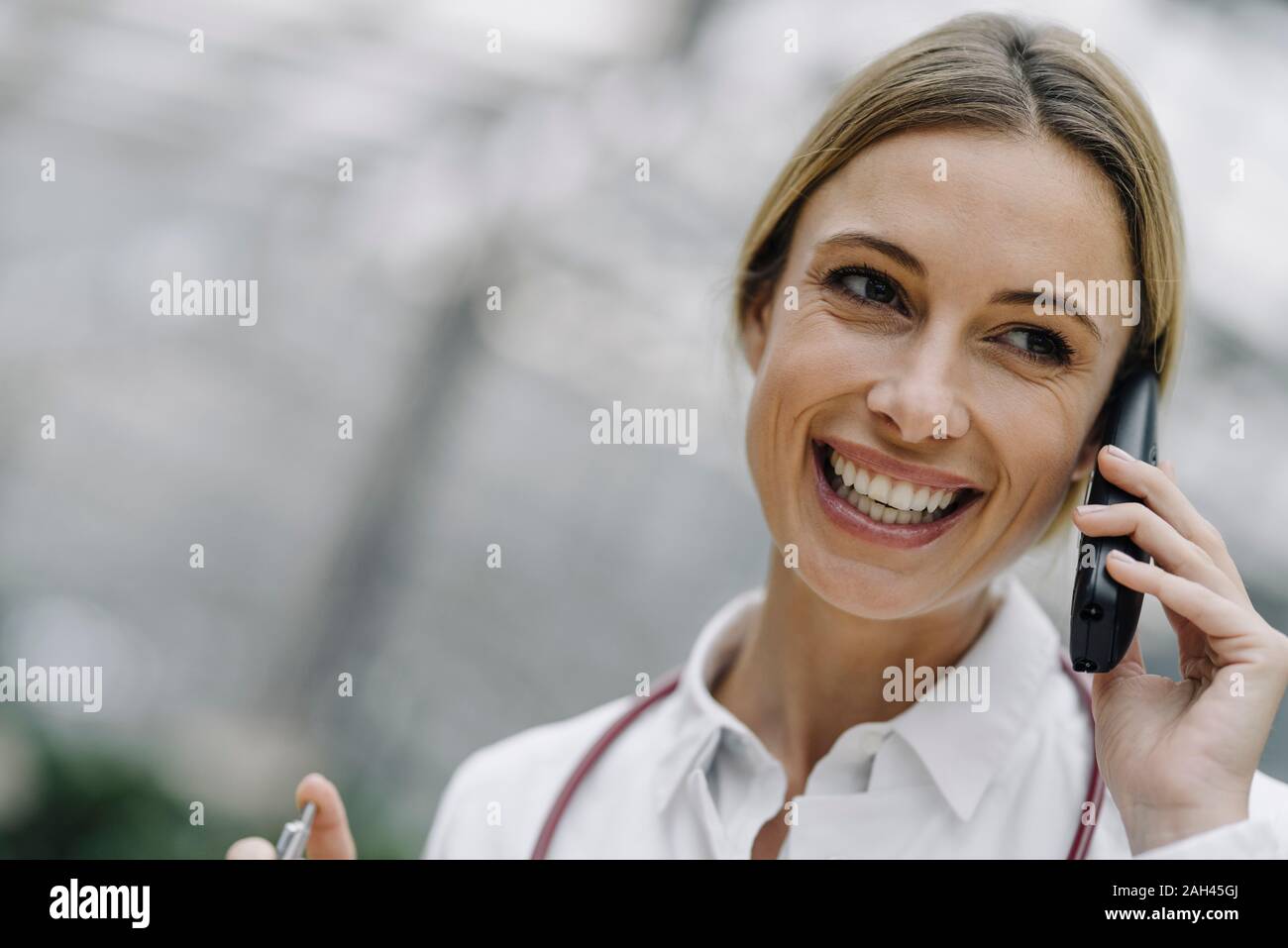 Portrait of a happy woman on the phone Banque D'Images