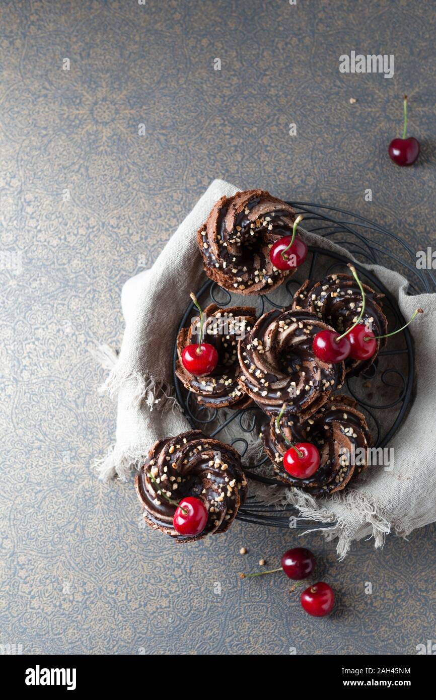 Minigugelhupf allemand panier de gâteaux au chocolat, cerises et cassants Banque D'Images