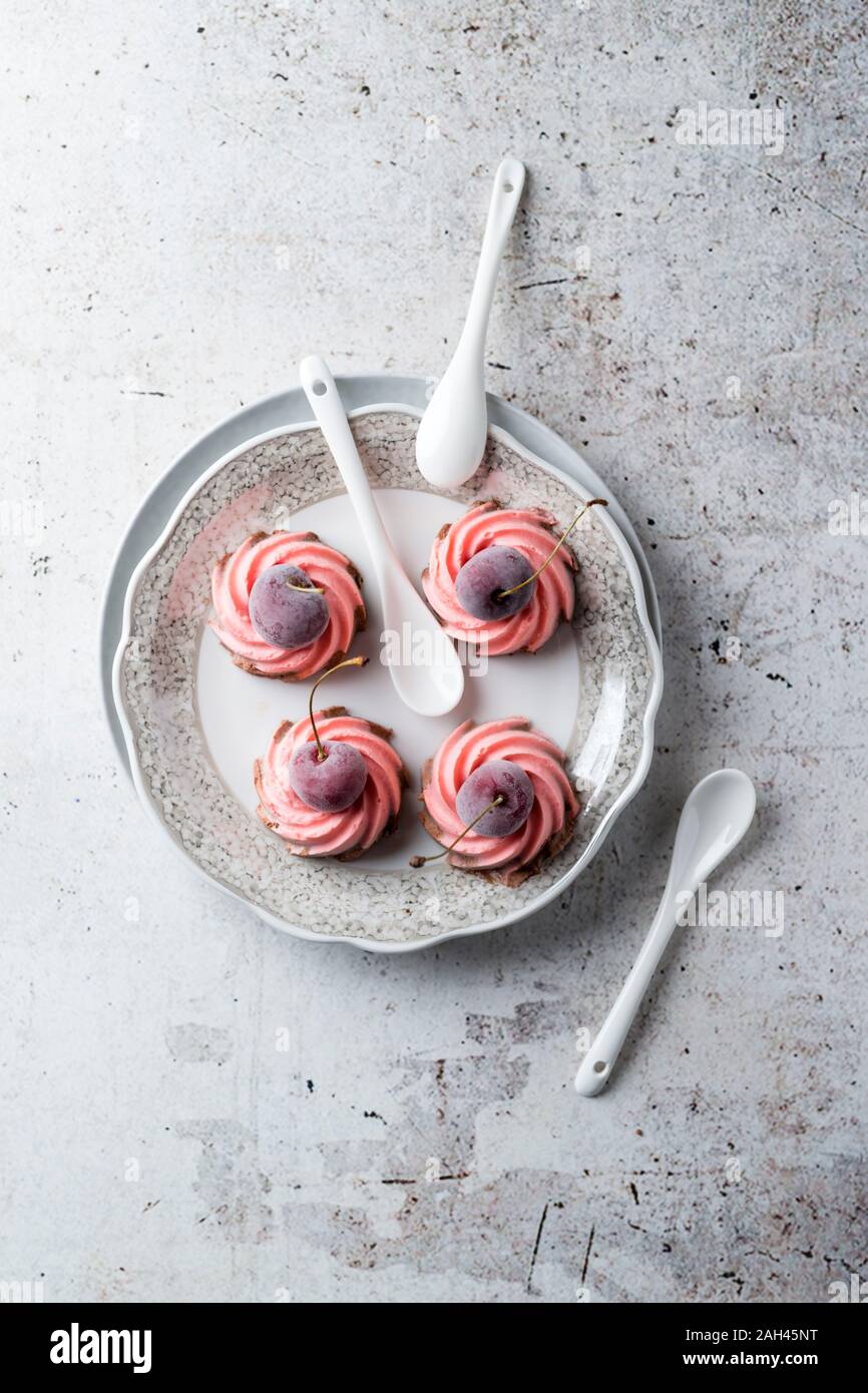 Assiette de glaces maison tartelettes au chocolat et cerise sur le dessus Banque D'Images