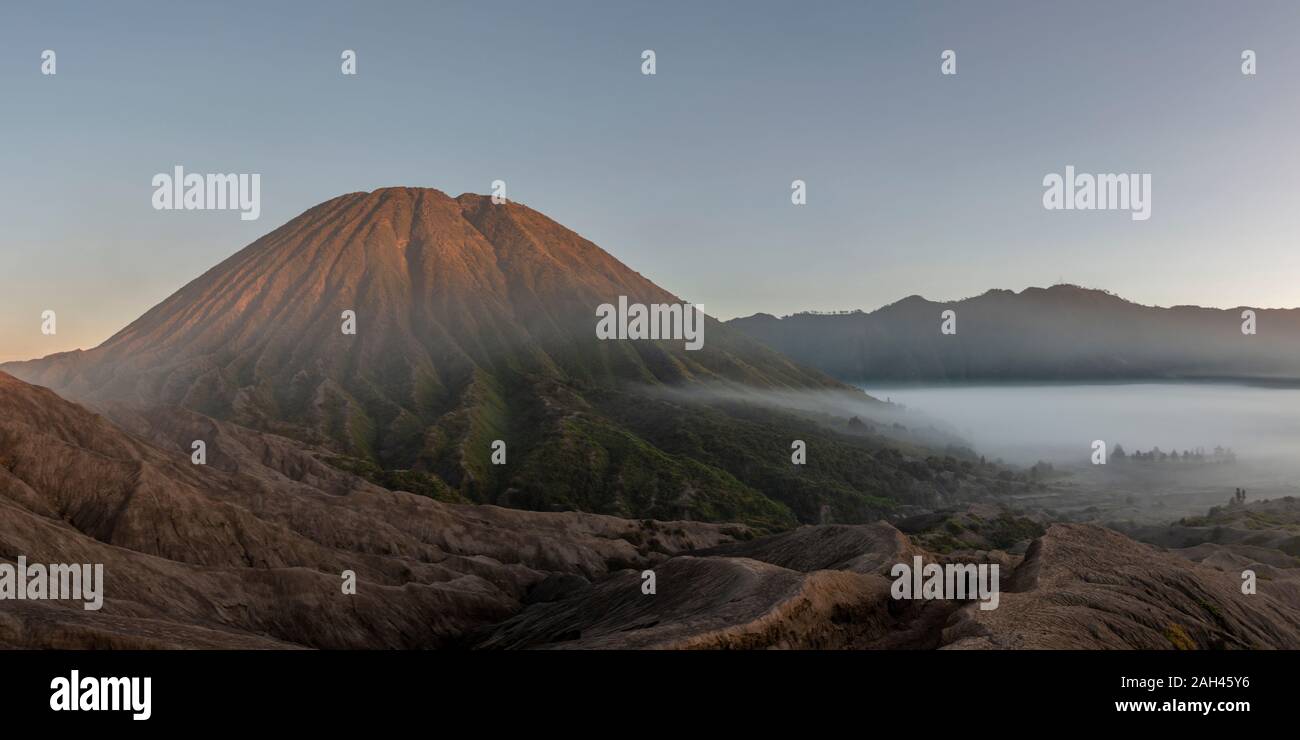 L'Indonésie, Java Est, panorama de l'antenne du Mont Bromo enveloppé dans le brouillard du matin Banque D'Images