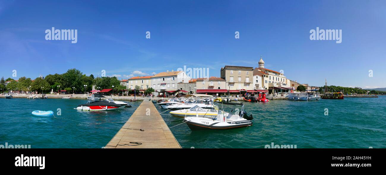La Croatie, Kvarner Golfe, Krk, port et bateaux Banque D'Images