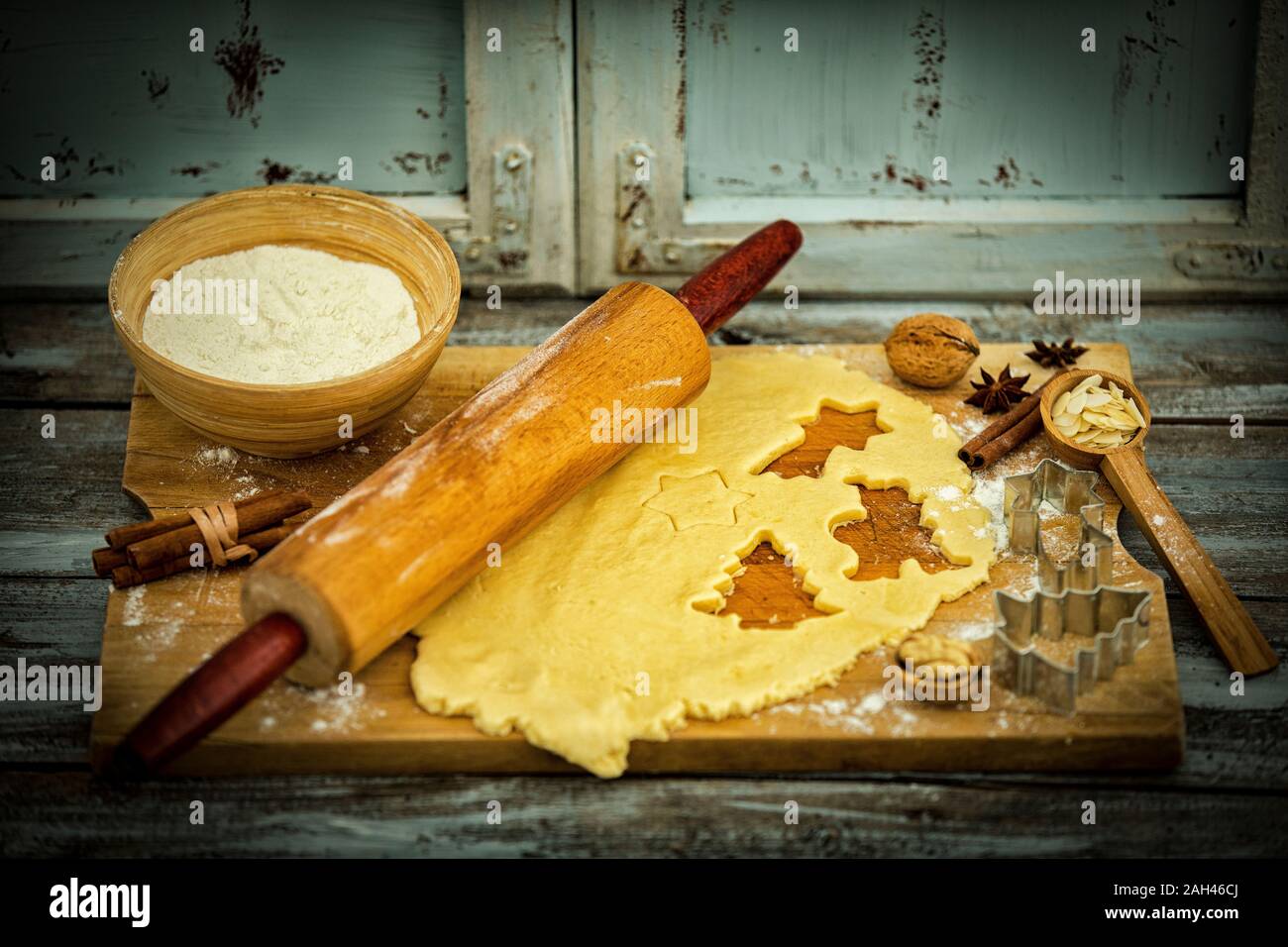 Pâte crue en préparation de biscuits de Noël avec les noix, la cannelle et l'anis étoilé Banque D'Images