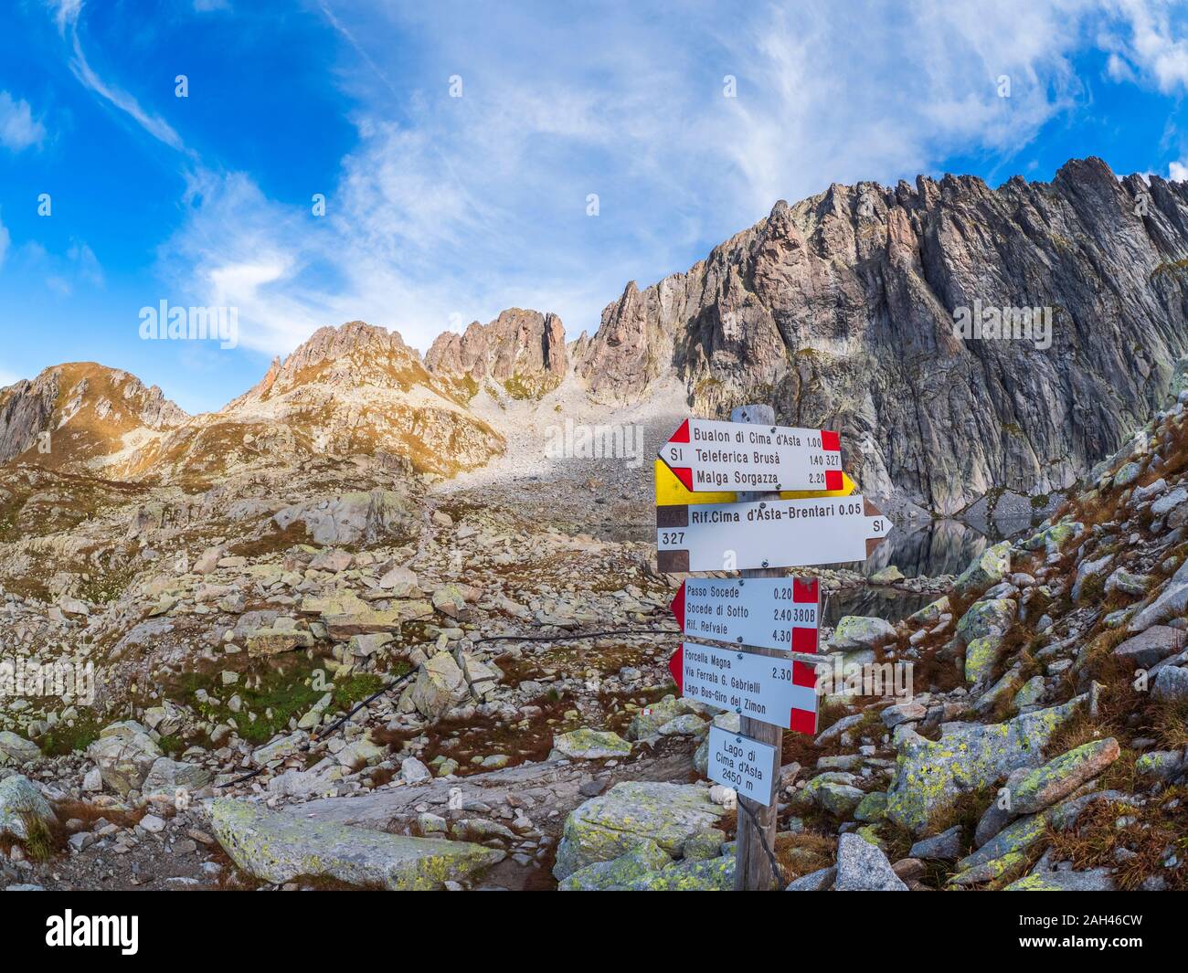 Poteau de signalisation à Cima d'Asta, Mantova, ITALIE Trentin, Alpes Banque D'Images