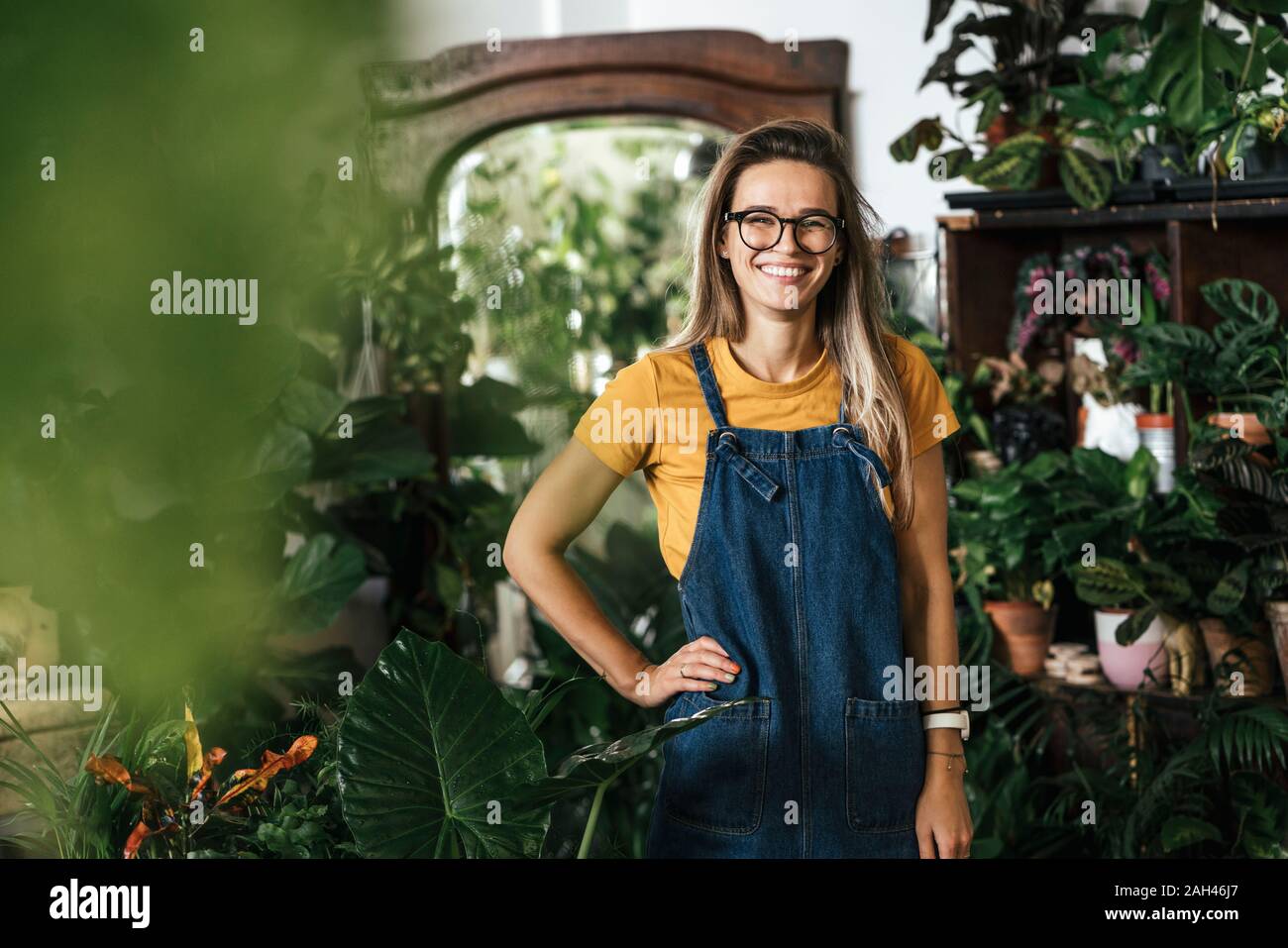 Portrait d'une jeune femme dans un petit magasin de jardinage Banque D'Images