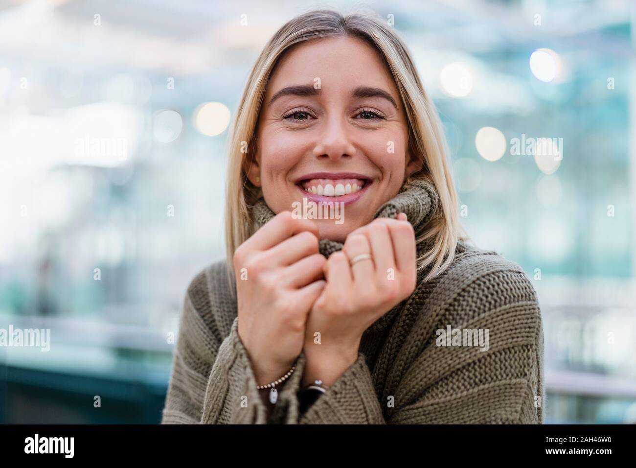 Portrait of a smiling young woman wearing pullover à col roulé Banque D'Images