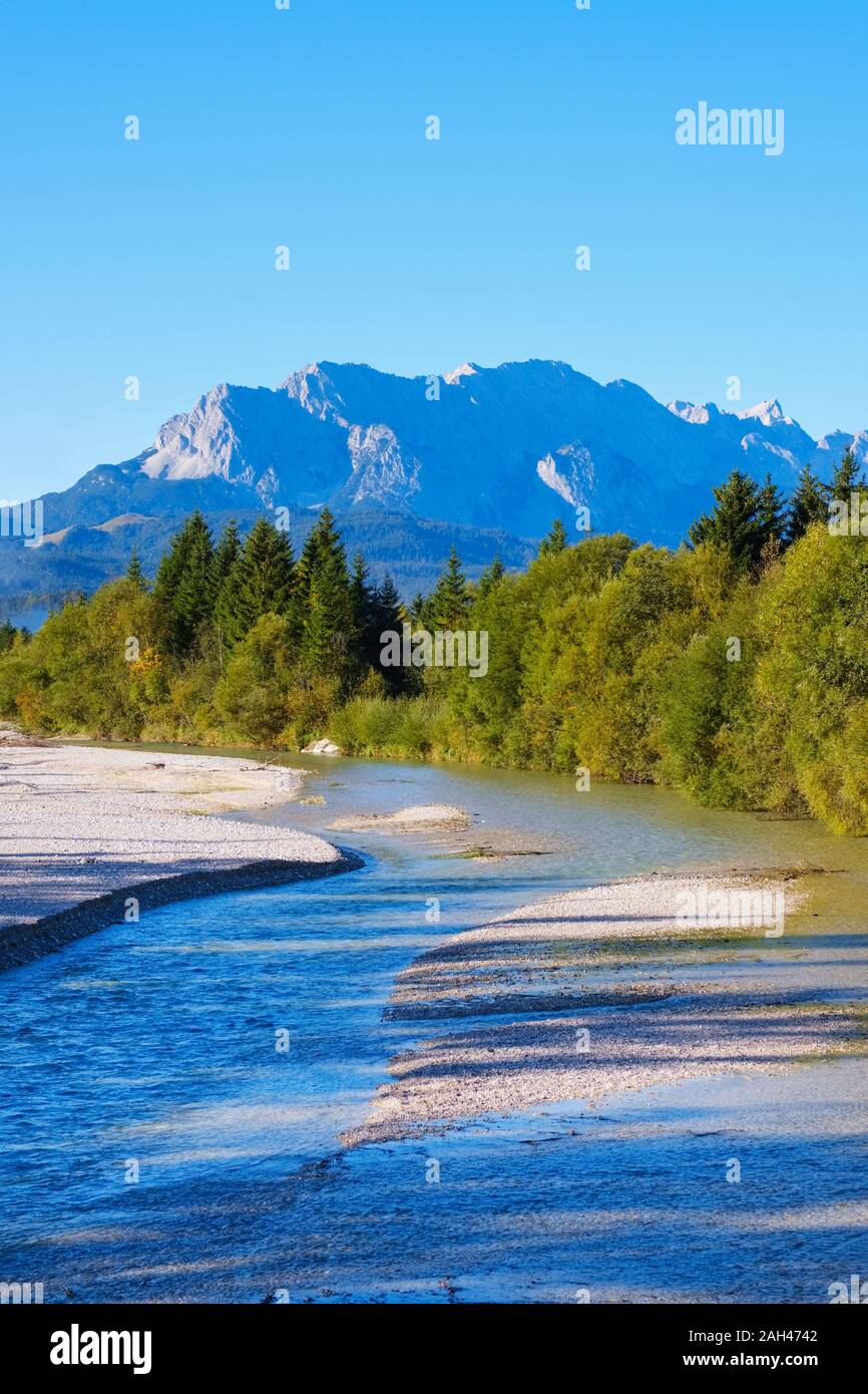 Germany, Bavaria, Wallgau, vue panoramique de la rivière Isar, avec en arrière-plan se profilent des montagnes de Wetterstein Banque D'Images