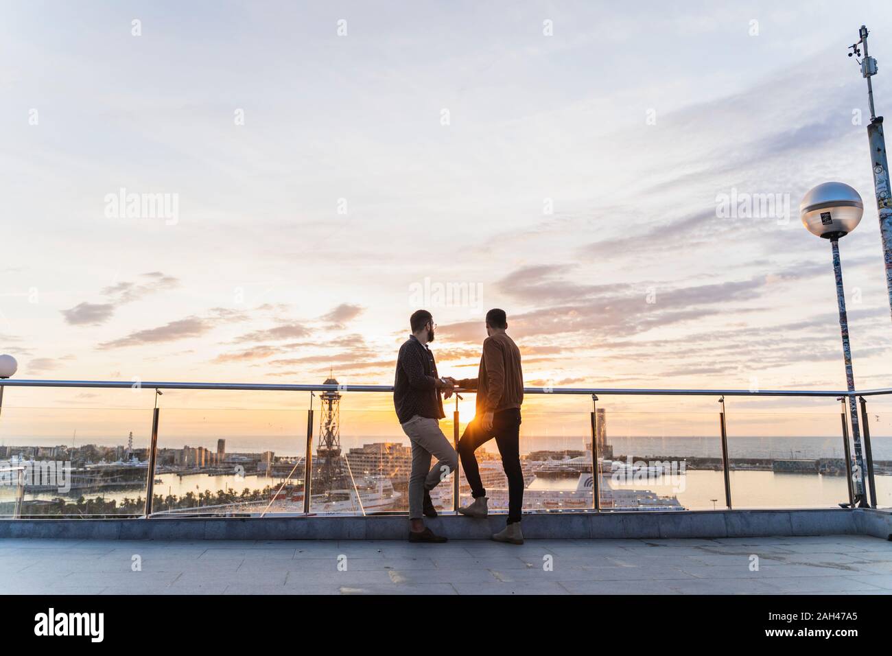 Couple Gay sur lookout au-dessus de la ville avec vue sur le port, Barcelone, Espagne Banque D'Images