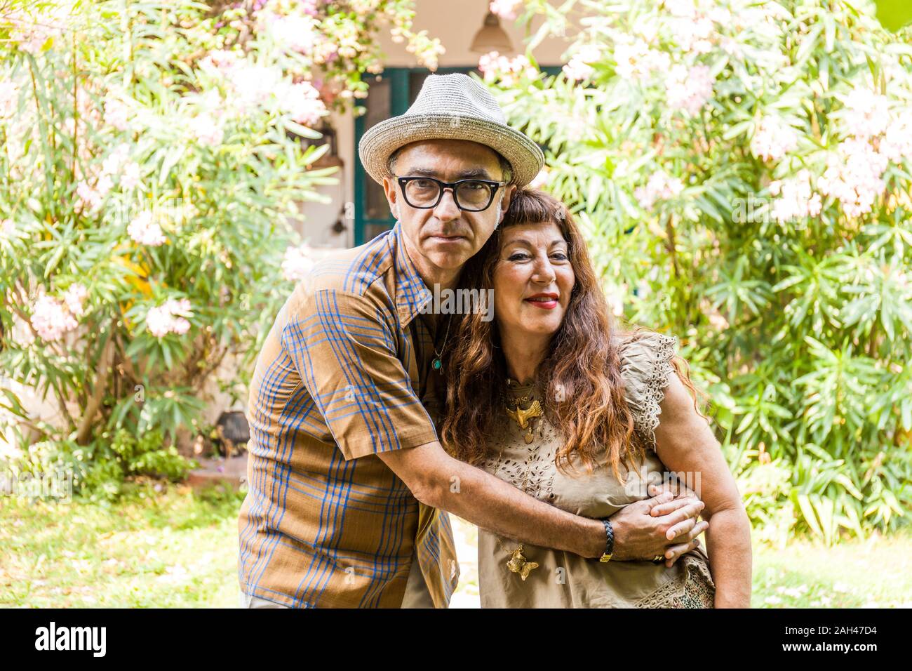 Portrait of mature couple embracing in jardin, Banque D'Images