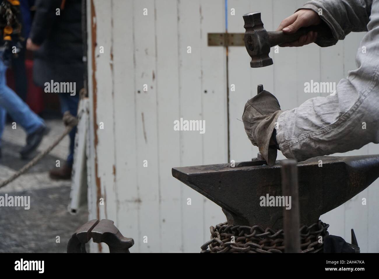 Forgeron travaillant sur metal sur enclume à forge Banque D'Images