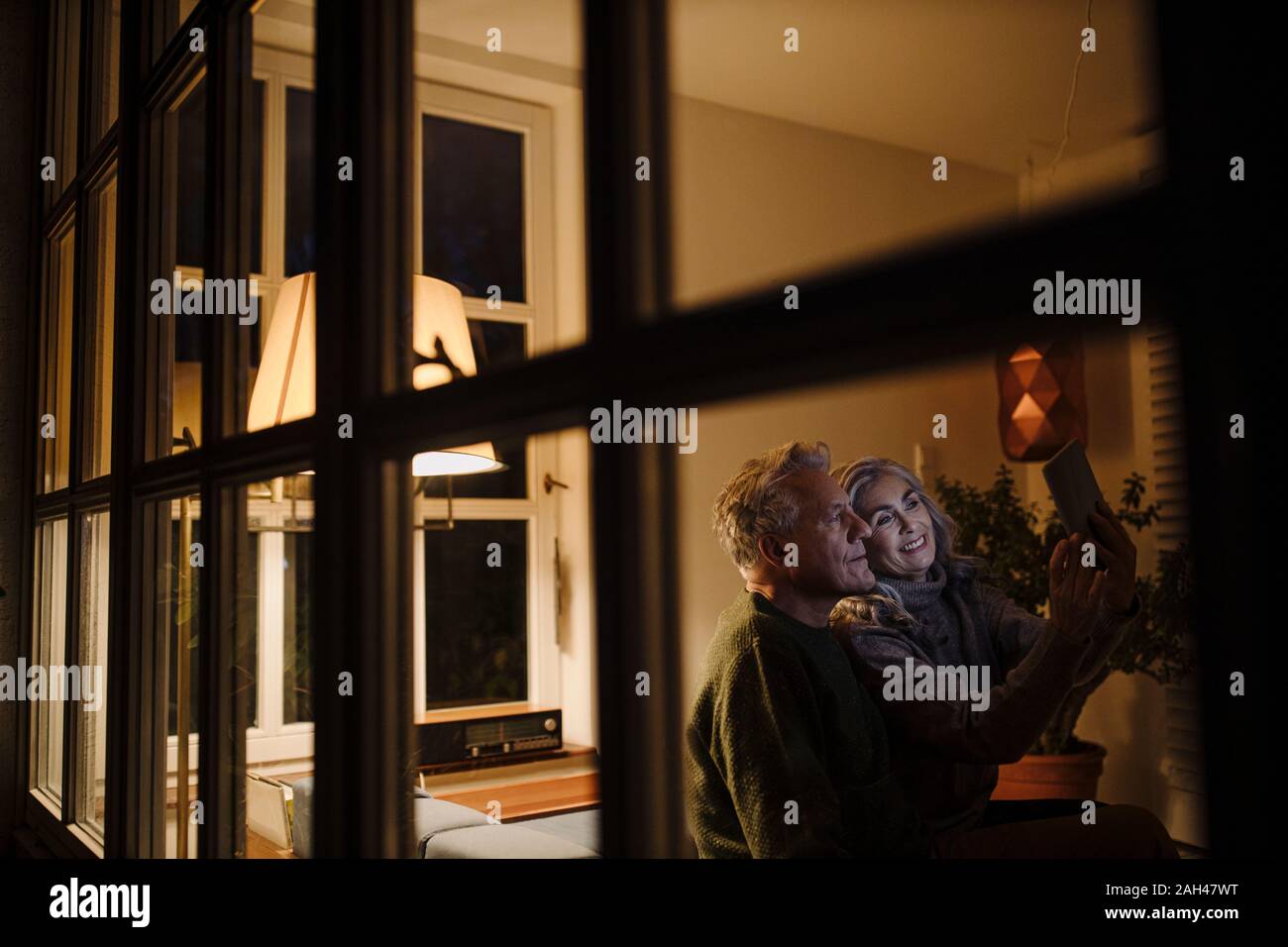 Couple using tablet at night Banque D'Images