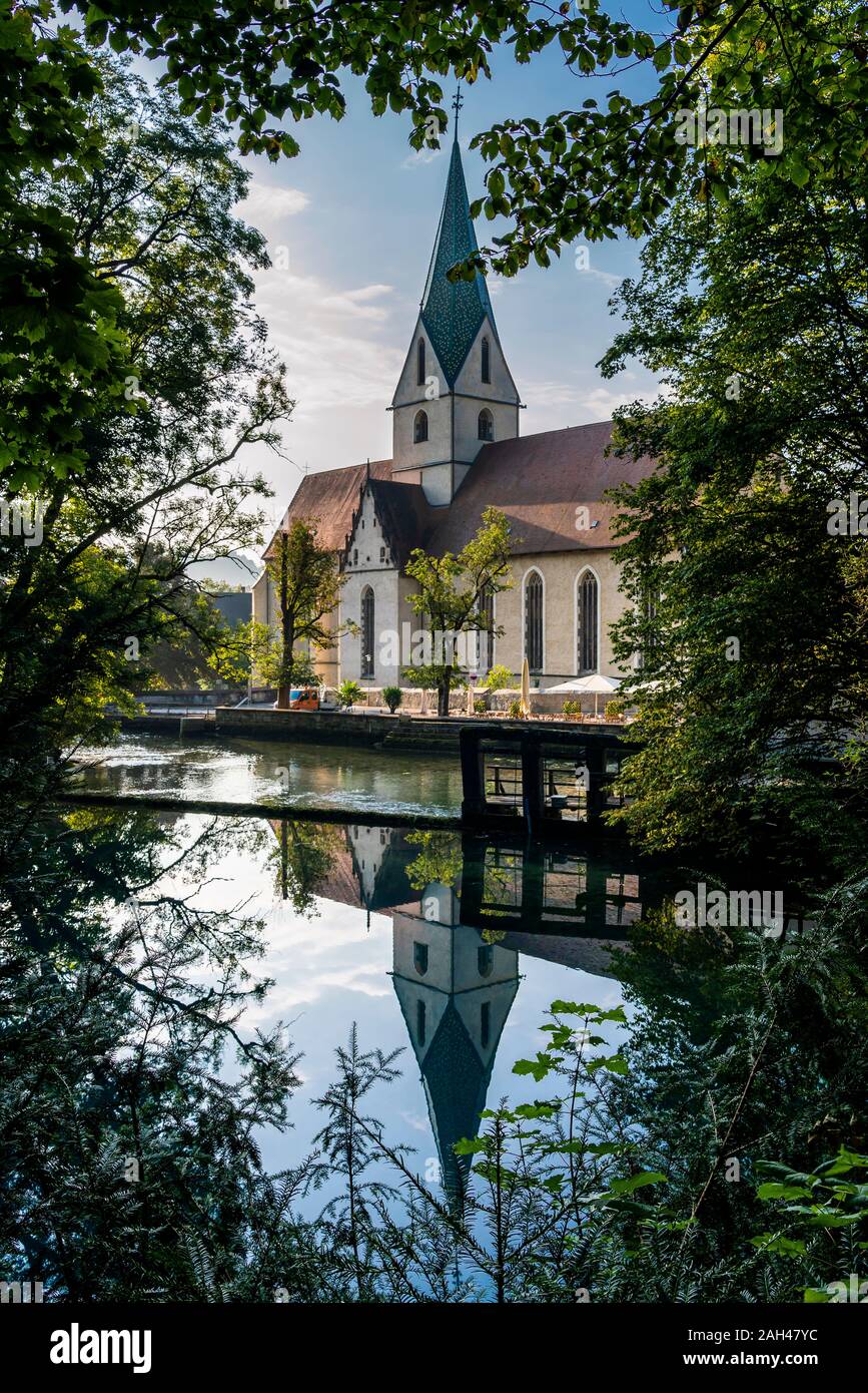 Allemagne, Bade-Wurtemberg, Blaubeuren Blaubeuren, reflétant dans la rivière brillante Abbaye Banque D'Images