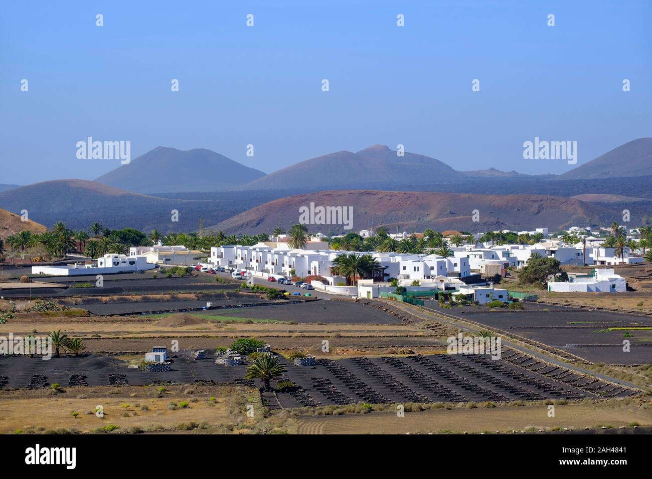 Espagne, Canaries, Lanzarote, La région de la Geria, Yaiza, Village en mode paysage Banque D'Images