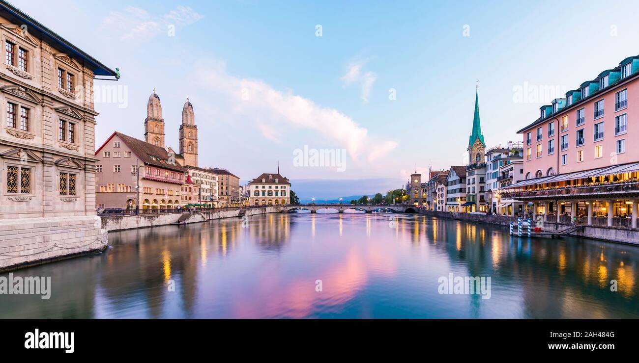 La Suisse, Canton de Zurich, Zurich, rivière Limmat entre les édifices des quais de la vieille ville au début de crépuscule Banque D'Images