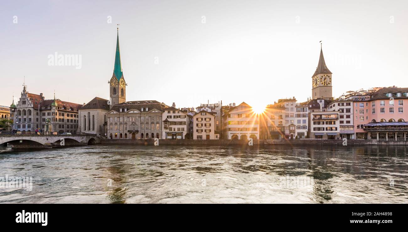 La Suisse, Canton de Zurich, Zurich, Limmat et vieille ville bâtiments au bord de l'eau au coucher du soleil Banque D'Images