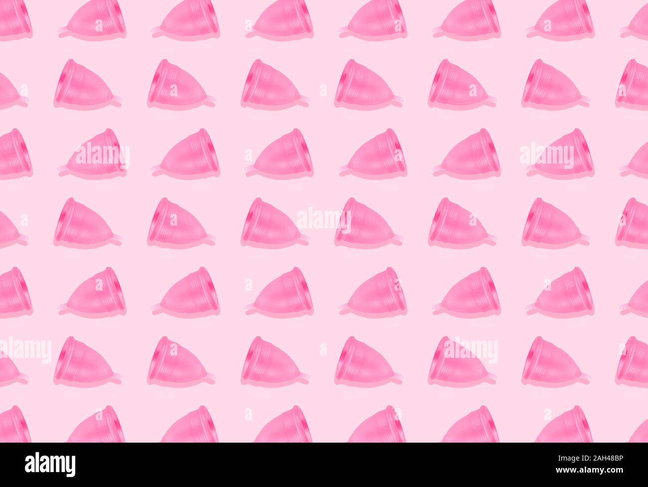 L'éco-friendly et réutilisables coupe menstruelle rose sur fond rose Banque D'Images