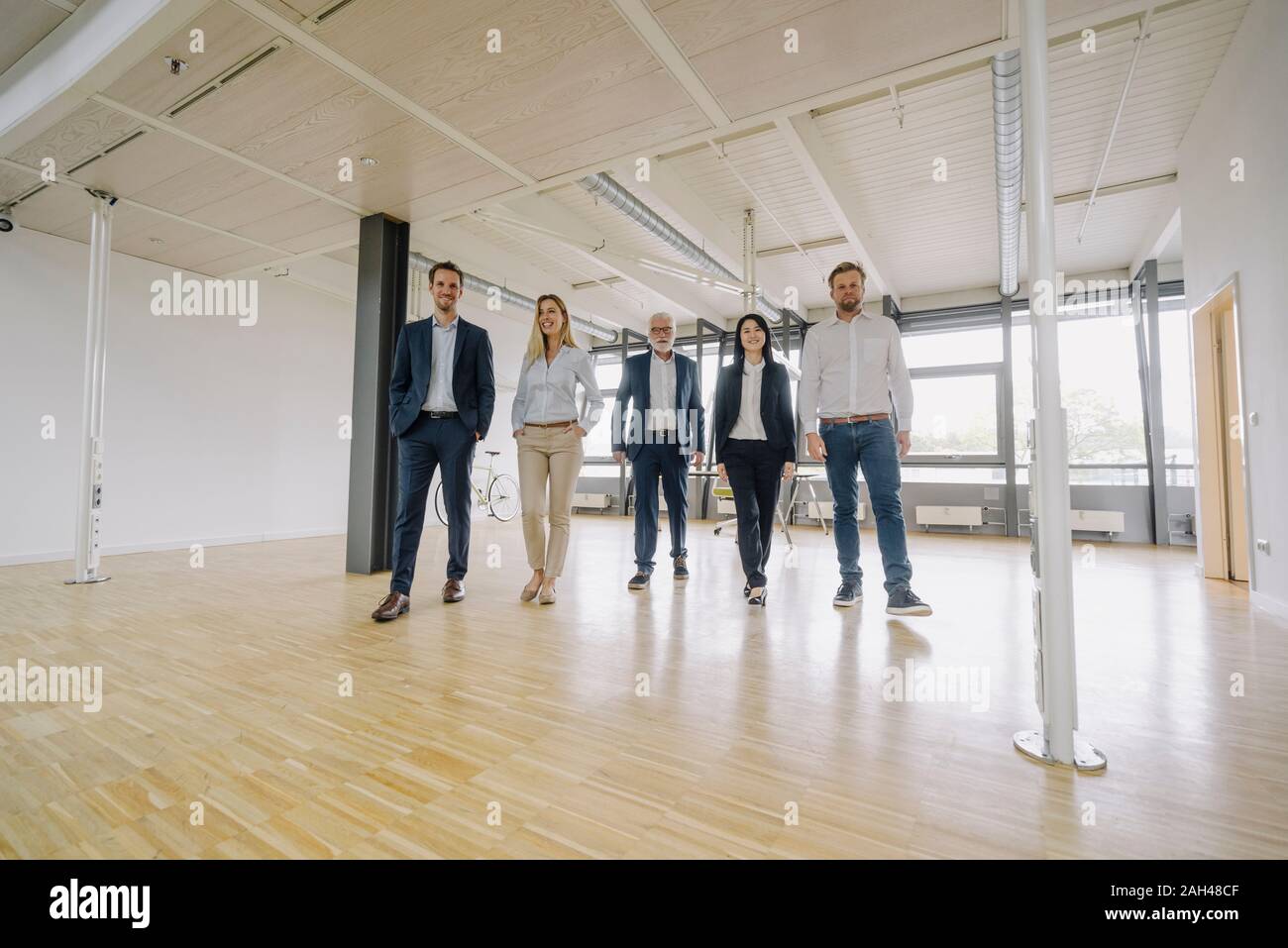 Portrait of business people walking in office Banque D'Images