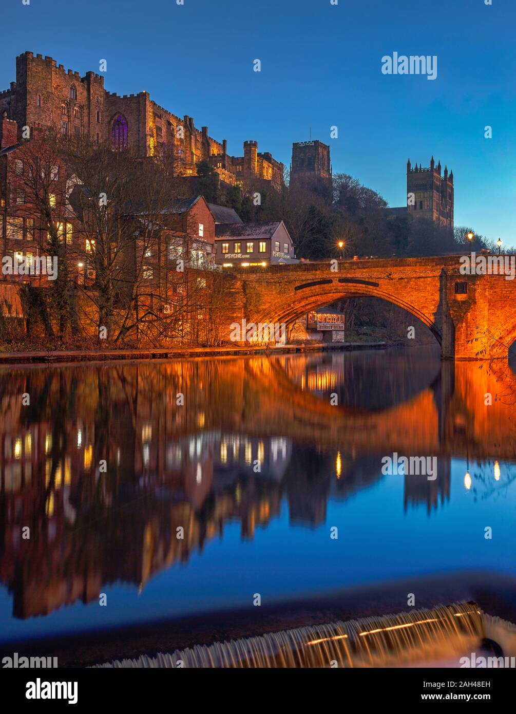 La tombée de la vue de la cathédrale de Durham et le château de Durham reflètent dans la rivière Wear, Durham City, County Durham, England, United Kingdom Banque D'Images