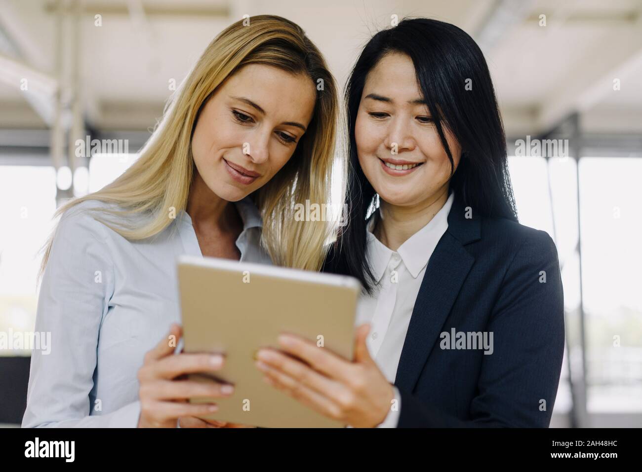 Le partage d'affaires deux tablet in office Banque D'Images