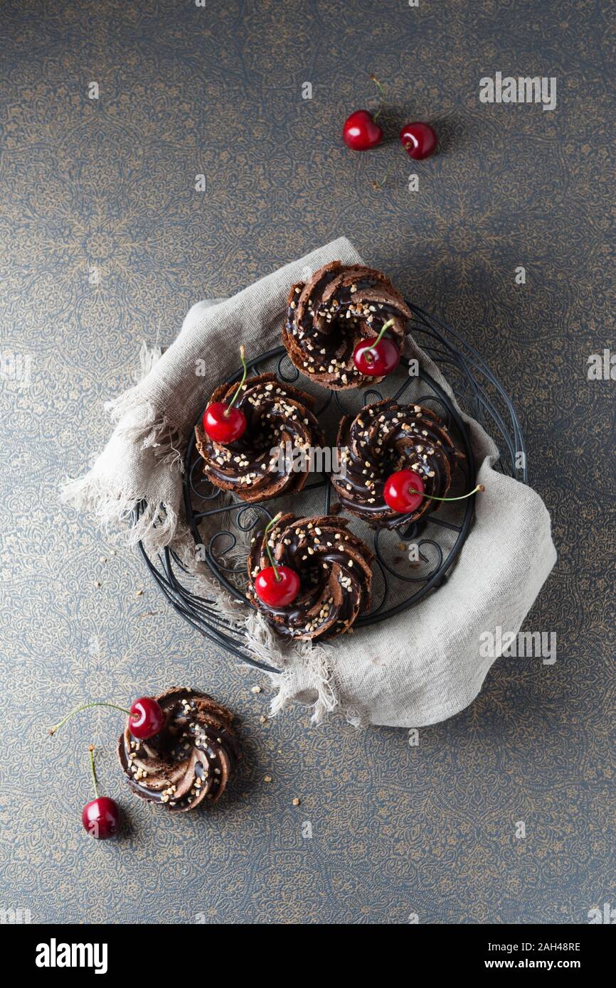 Minigugelhupf allemand panier de gâteaux au chocolat, cerises et cassants Banque D'Images