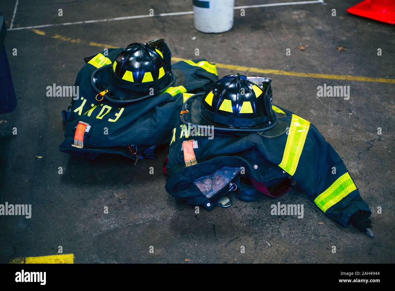 L'uniforme de pompier et casques en Fire Station, New York, United States Banque D'Images