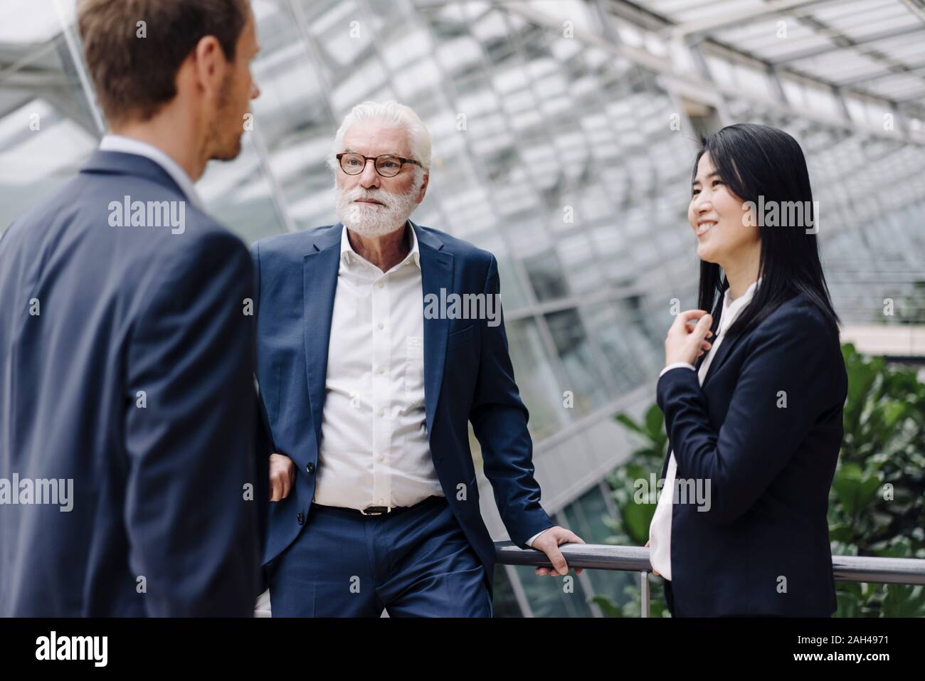 Business people talking in modern office building Banque D'Images
