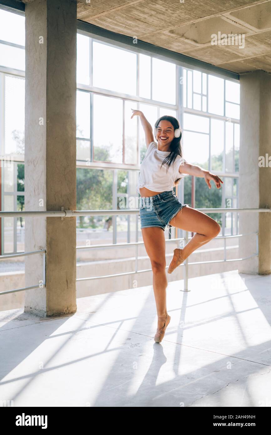 Ballerine avec casque de sport en danse Photo Stock - Alamy