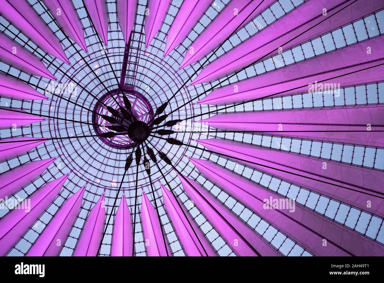 Toit en verre lumineux rose du Sony Center, Berlin, Allemagne Banque D'Images