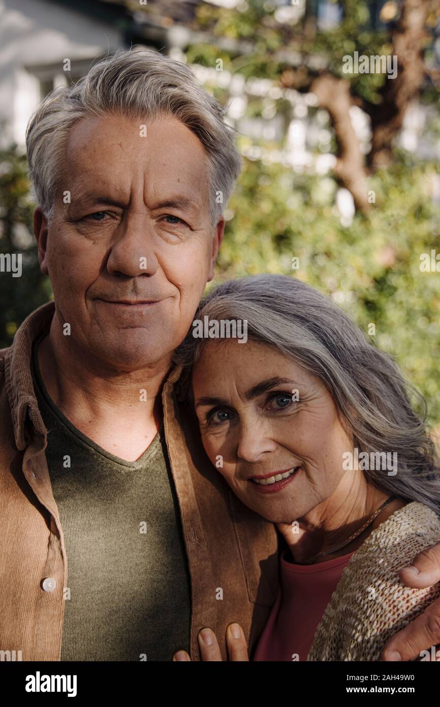 Portrait of senior couple dans le jardin de leur maison Banque D'Images