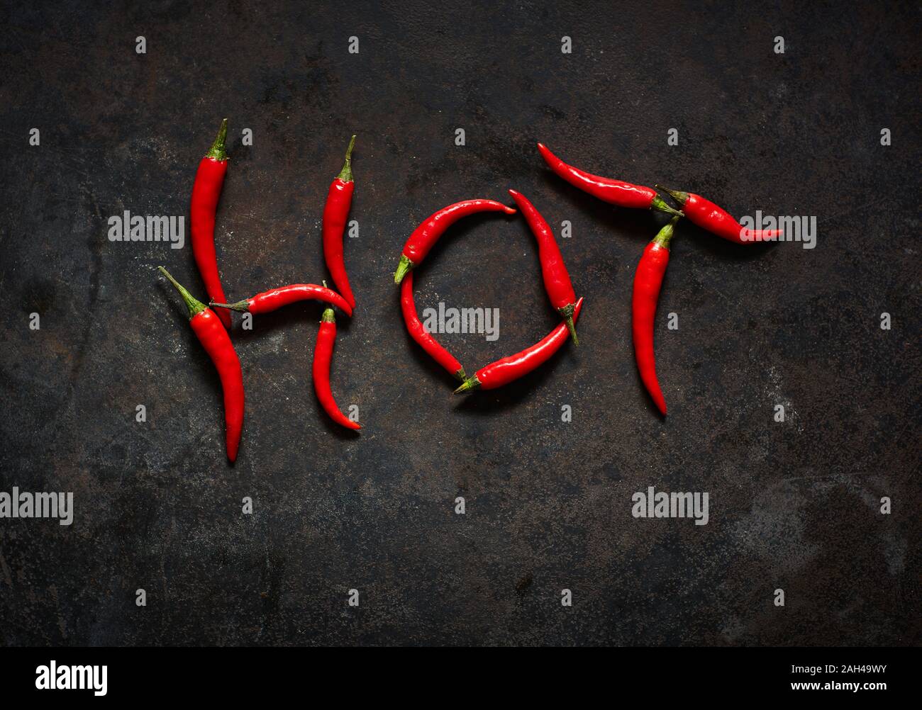 Piment rouge disposés en word Banque D'Images