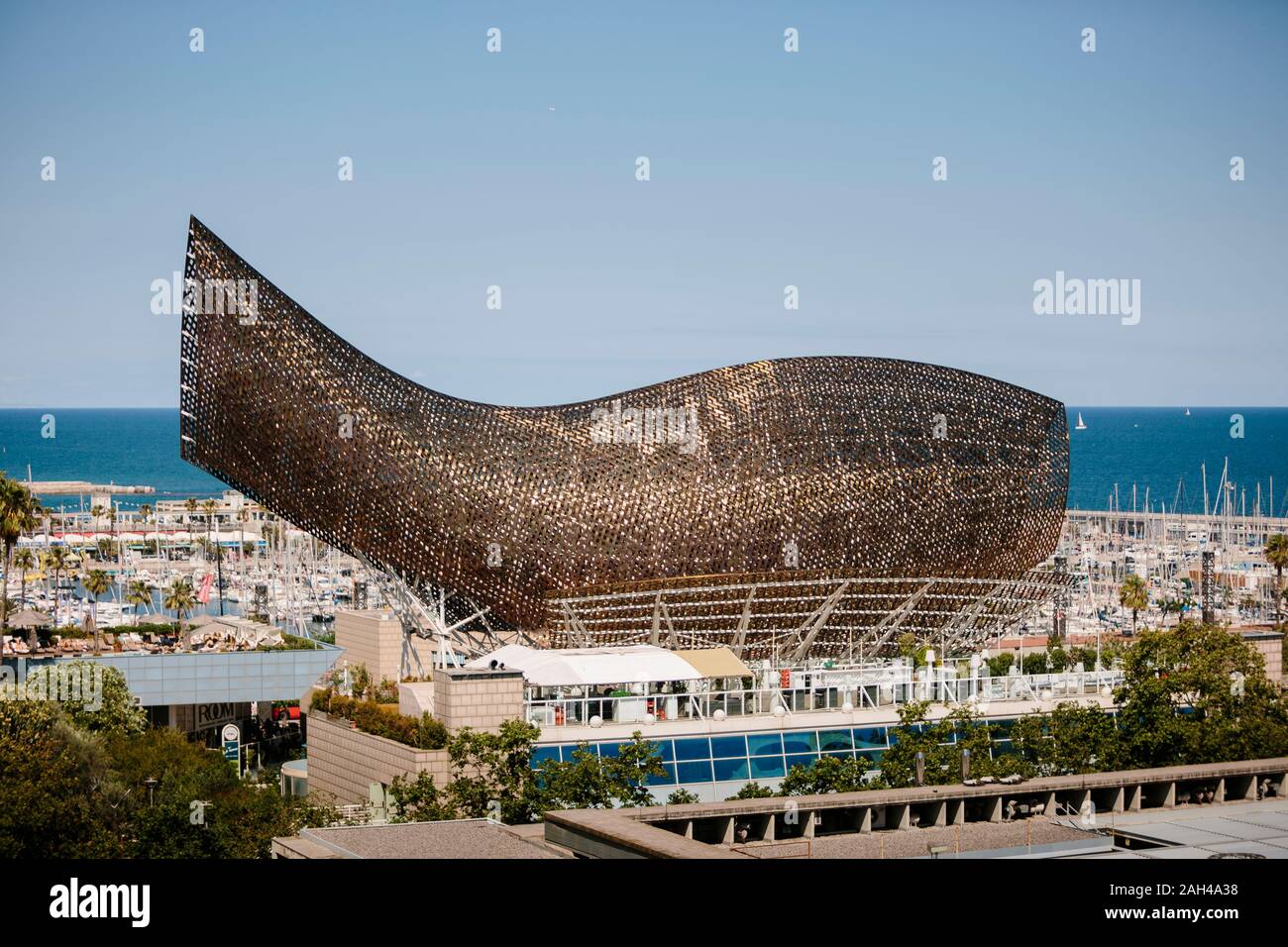 Sculpture de baleine par Frank Gehry dans le Port Olympique de Barcelone Banque D'Images