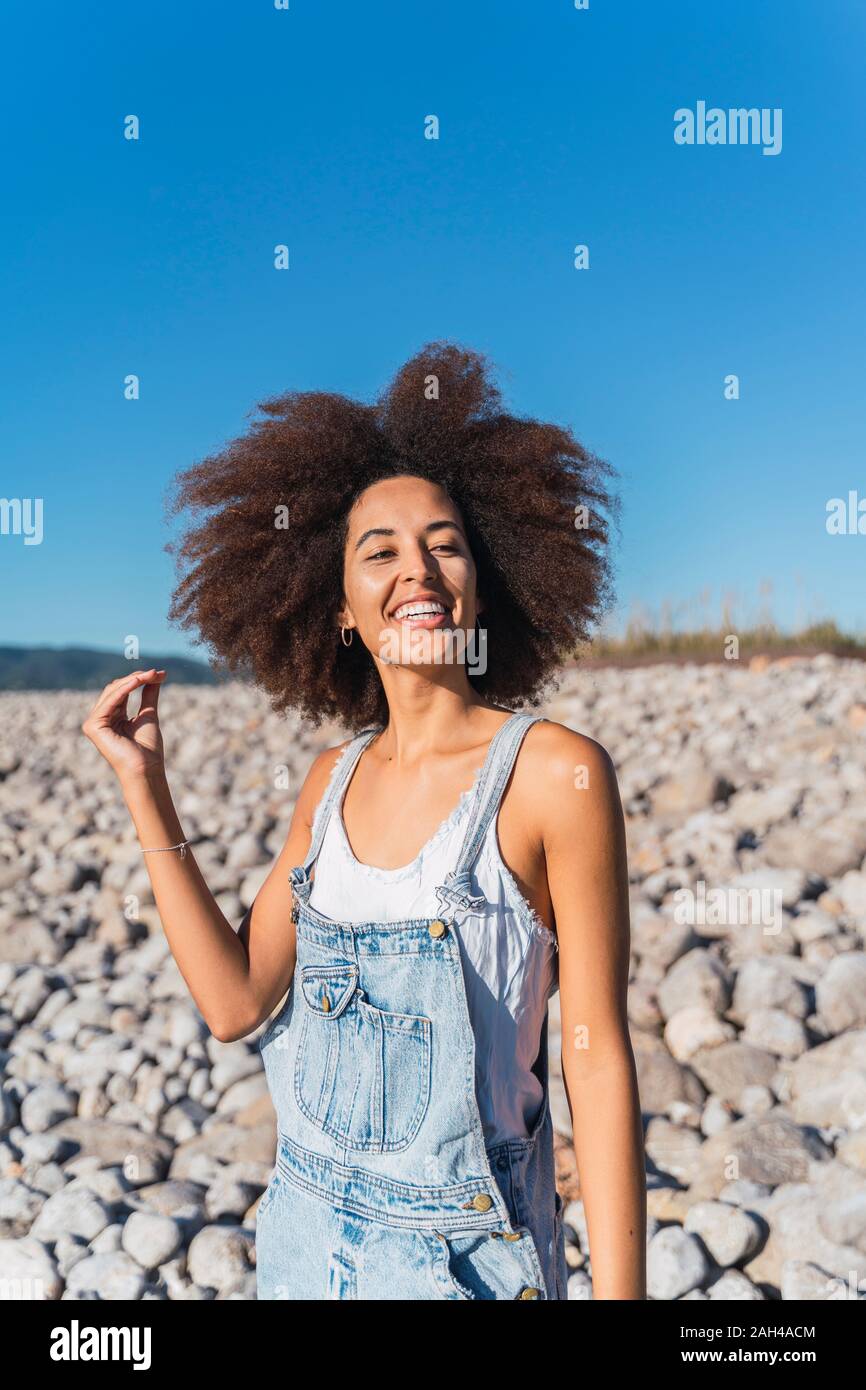 Portrait of young smiling woman on empty beach Banque D'Images