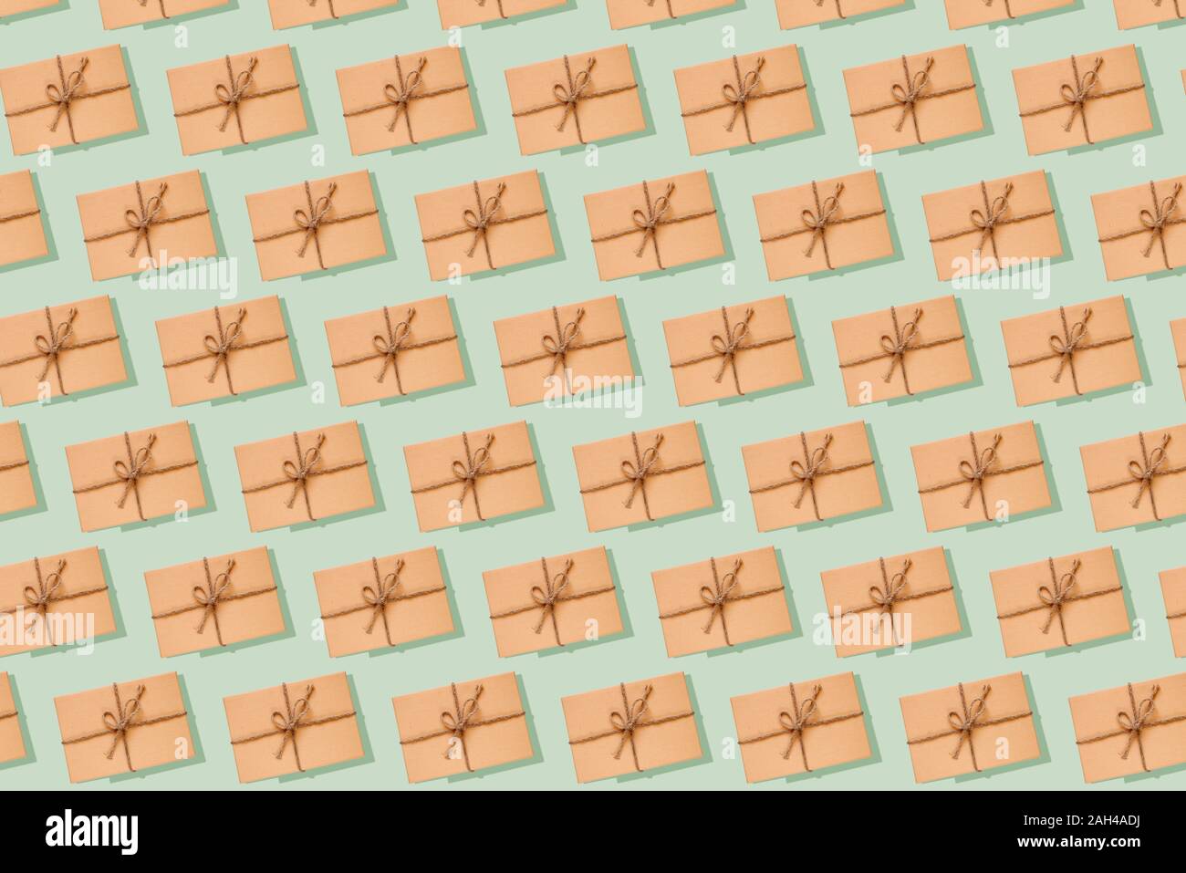 Eco-friendly présente dans une boîte en carton décorée avec une corde noeud sur fond vert Banque D'Images