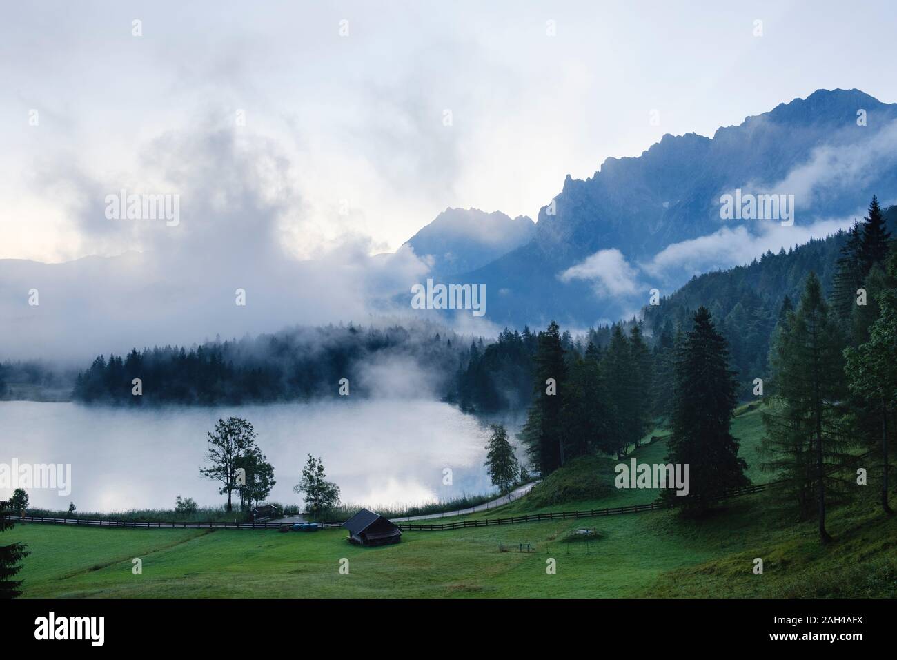 Germany, Bavaria, Mittenwald, Misty matin à Lautersee lake Banque D'Images