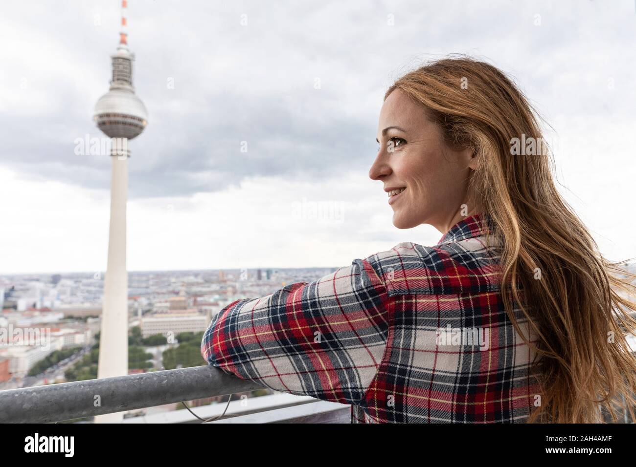 Femme profitant d'une vue sur la ville avec la tour de télévision, Berlin, Allemagne Banque D'Images