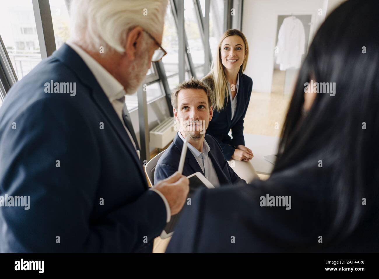 Les gens d'affaires ayant un meeting in office Banque D'Images