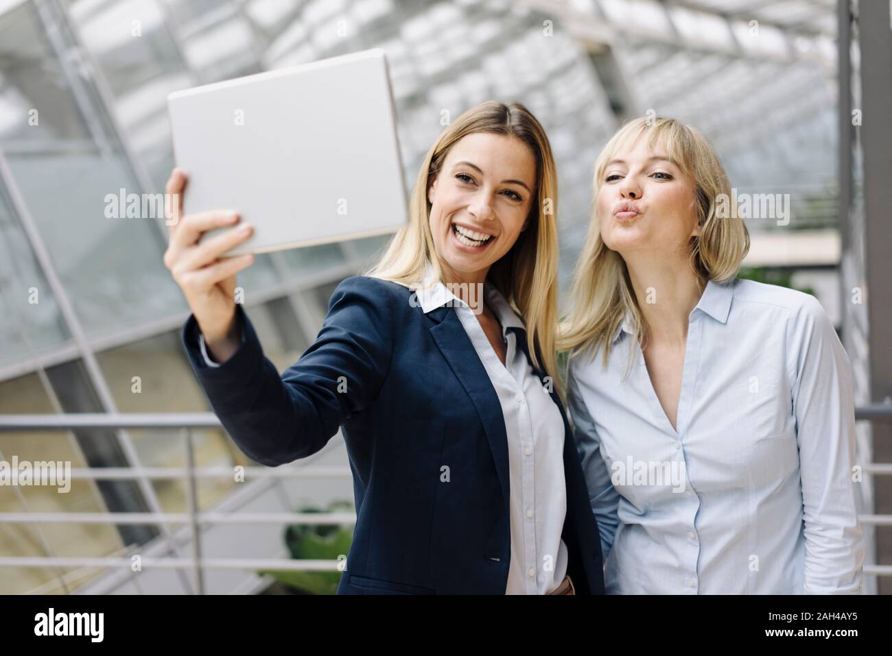 Deux professionnels business à l'aide d'un tablet in office Banque D'Images