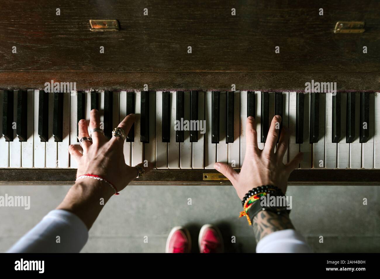 Les mains de l'homme jouer du piano Banque D'Images
