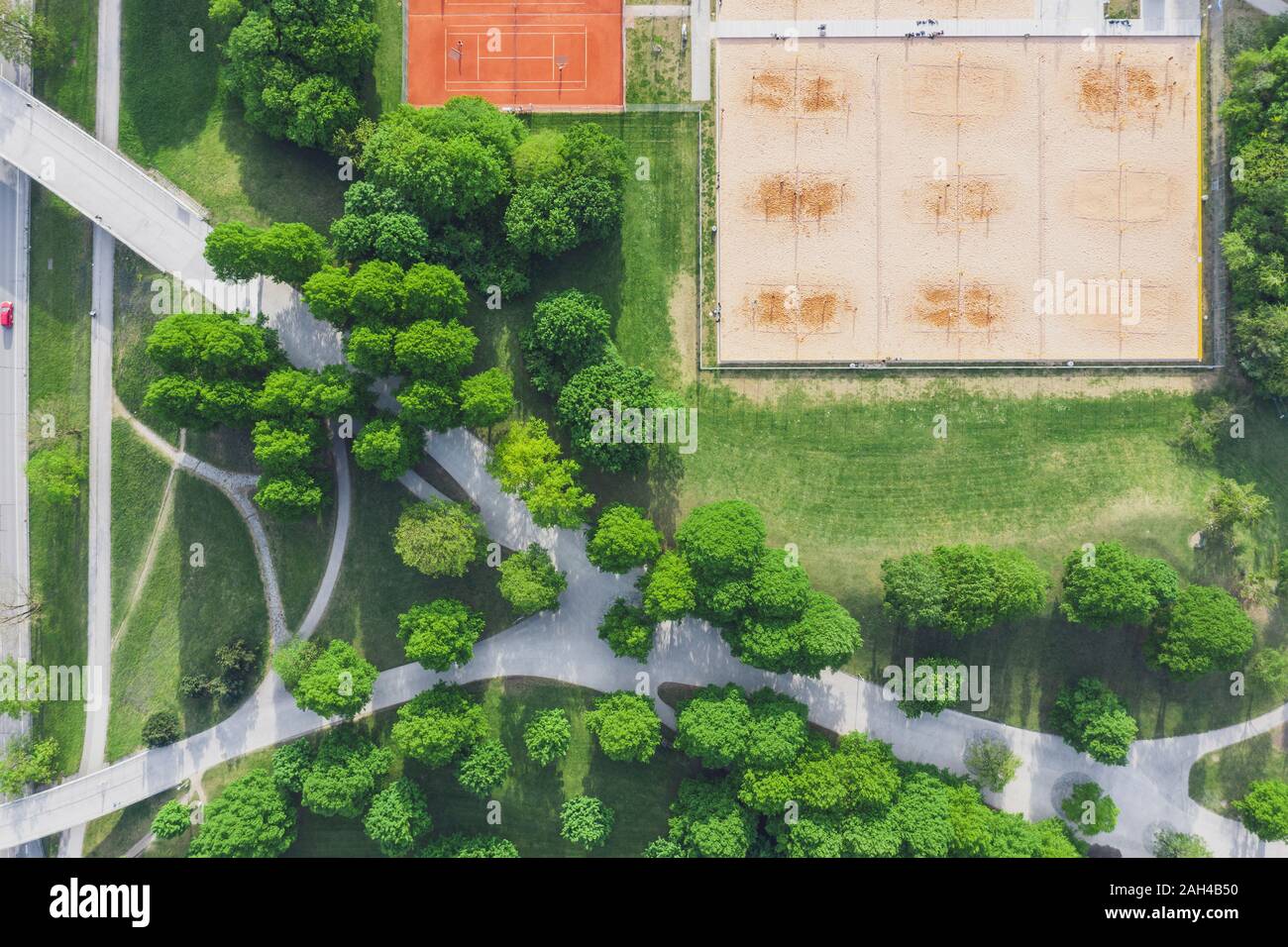 Germany, Bavaria, Munich, vue aérienne de tennis et de volley-ball de plage dans l'Olympiapark Banque D'Images