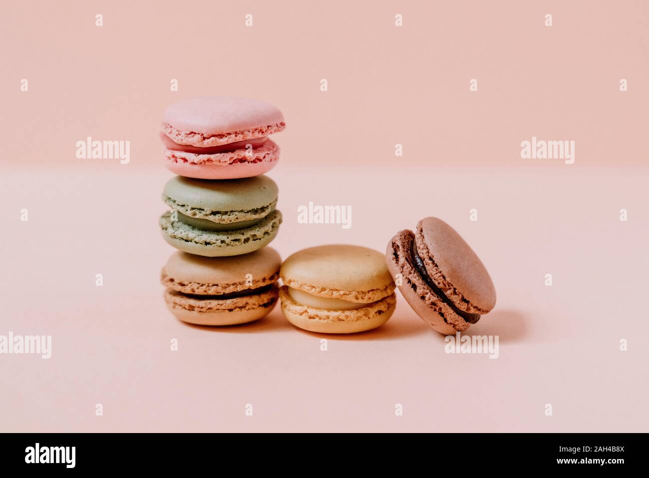 Les macarons sur fond rose Banque D'Images