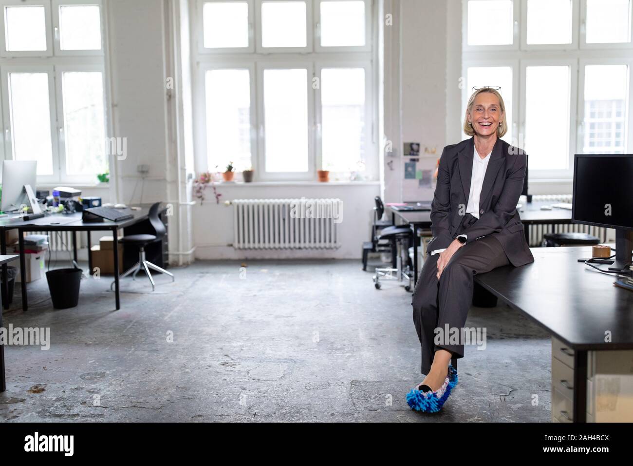 Mature Woman cleansing chaussons in office Banque D'Images