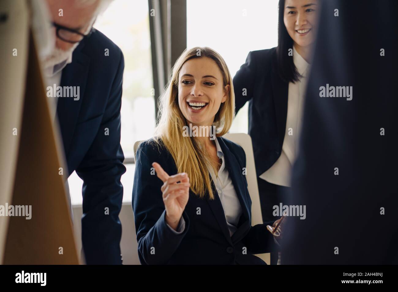 Les gens d'affaires ayant un meeting in office Banque D'Images