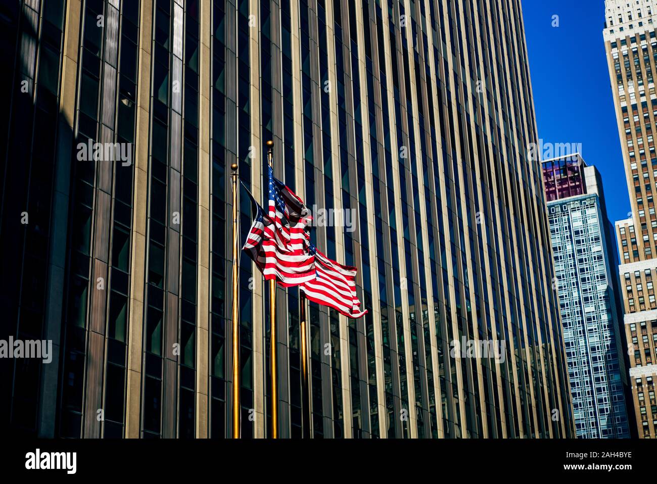 USA, New York, New York City, trois drapeaux américains contre l'édifice, catégorie gratte-ciel Banque D'Images