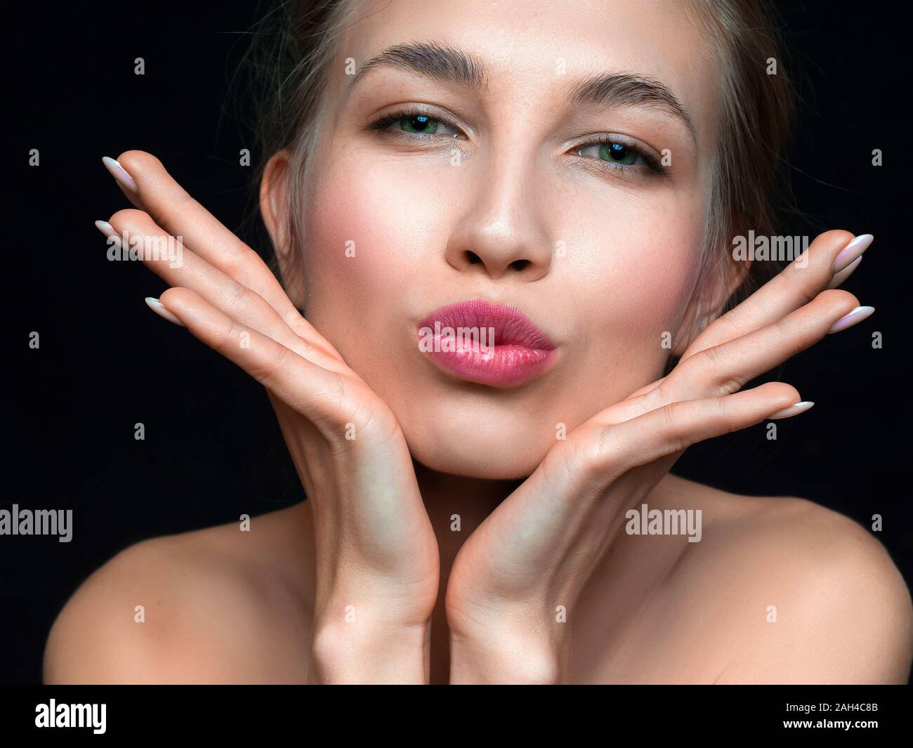 Close up portrait of a beautiful blue eyed femme toucnig son visage. Isolé sur blanc. Beauté et Soins de beauté concept. Banque D'Images